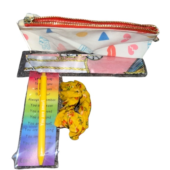 1 Colorful Cosmetic Pouch with Accessories (buy now) - Picture 3 of 4